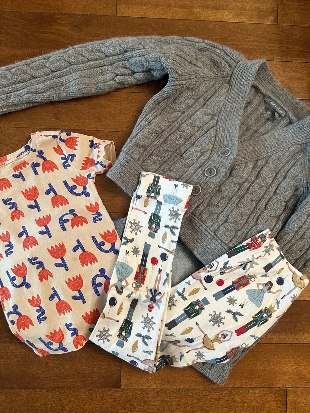 4 pice bundle US 6-8 years old. Jeans, leggings, t-shirt, Sweater. Org cotton.